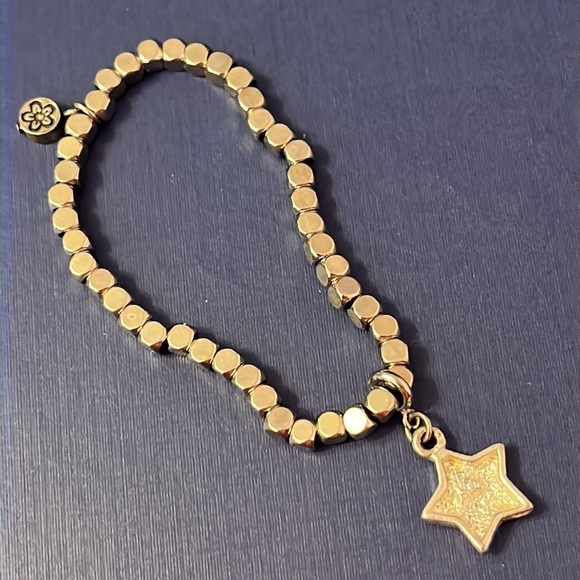 Stretch Bracelet with ‘Friends’ Star Charm - Picture 4 of 9